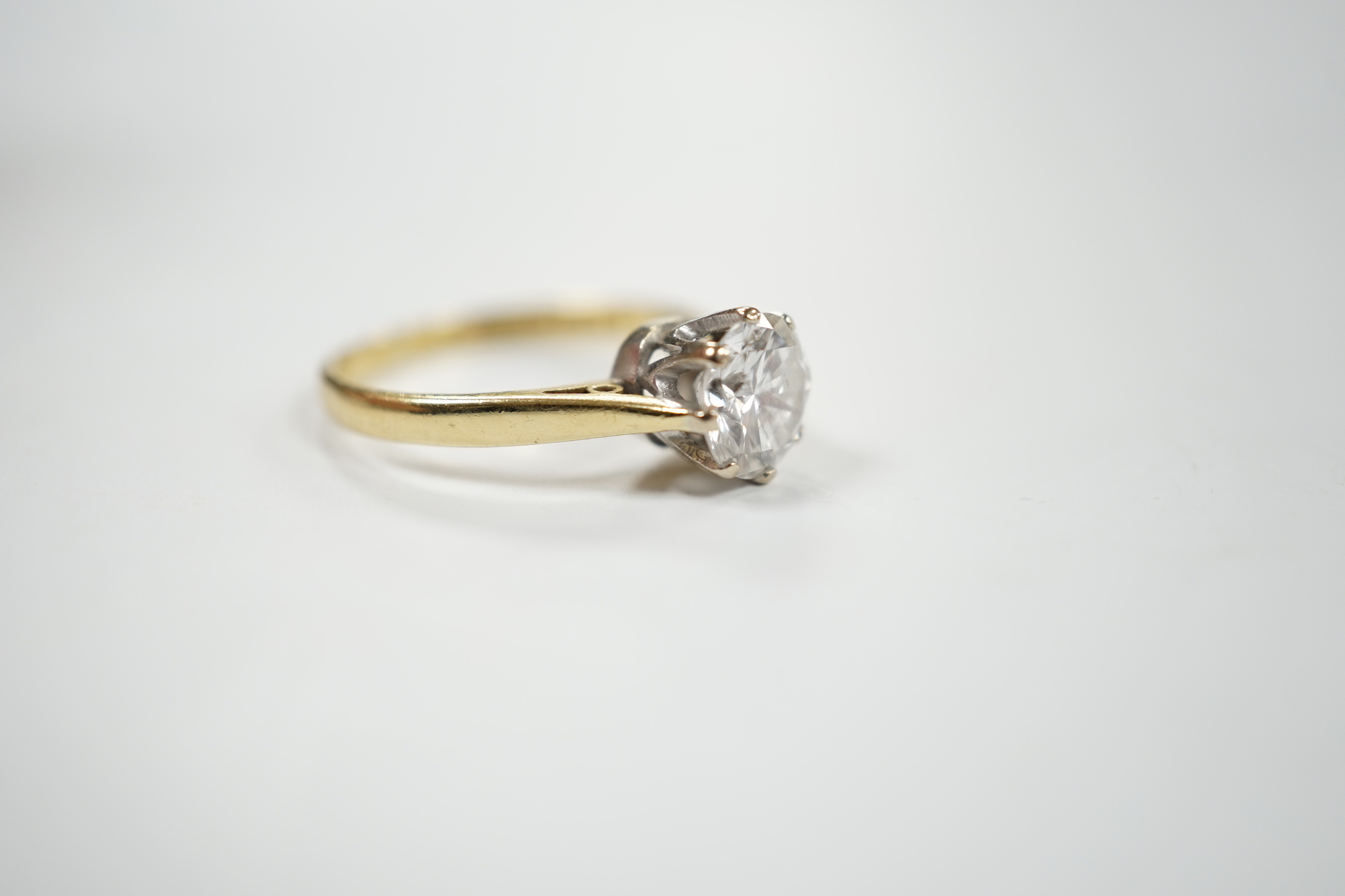 A modern 18ct gold and solitaire diamond set ring, size K/L, gross weight 2.7 grams
